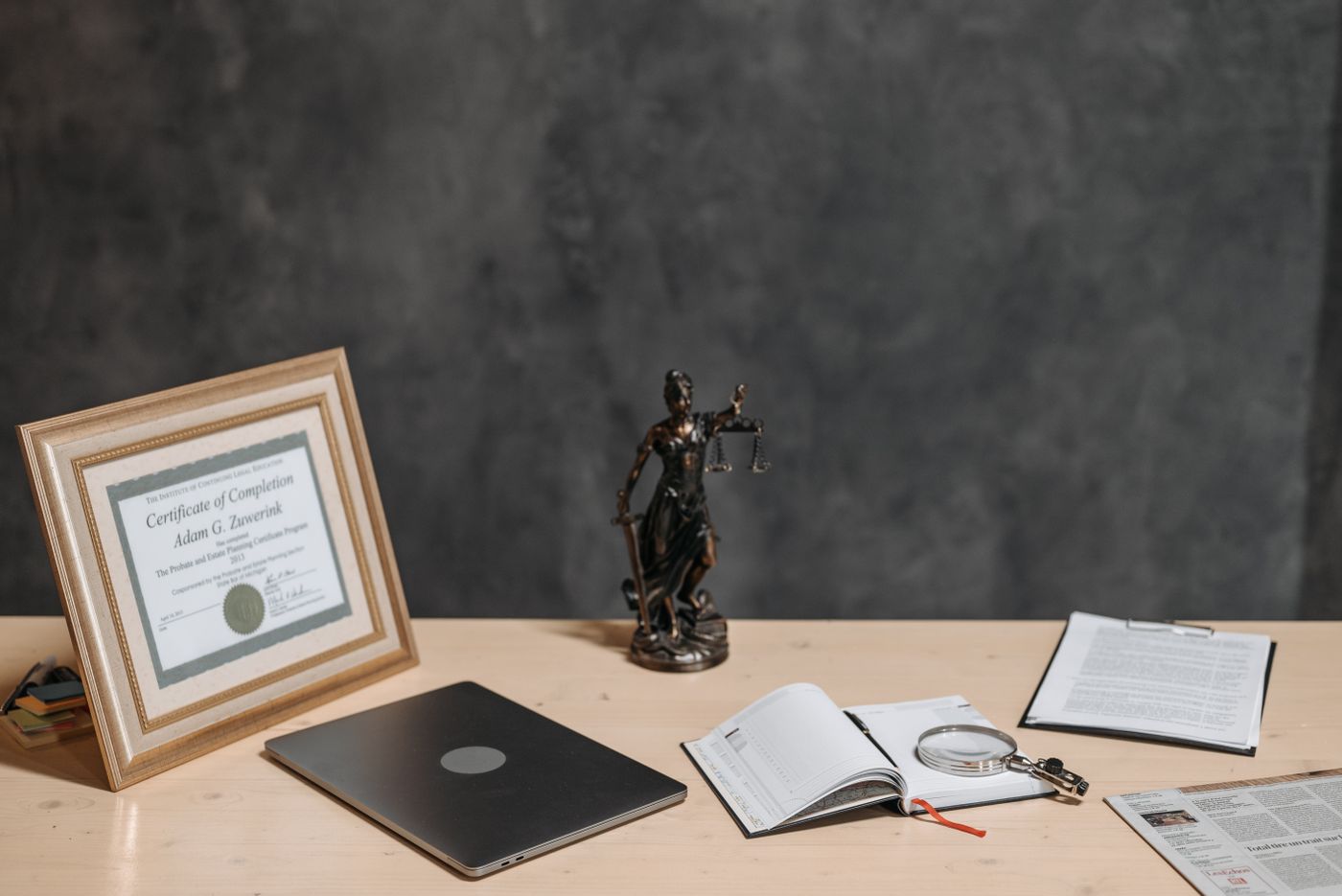 Documents et accessoires sur un bureau